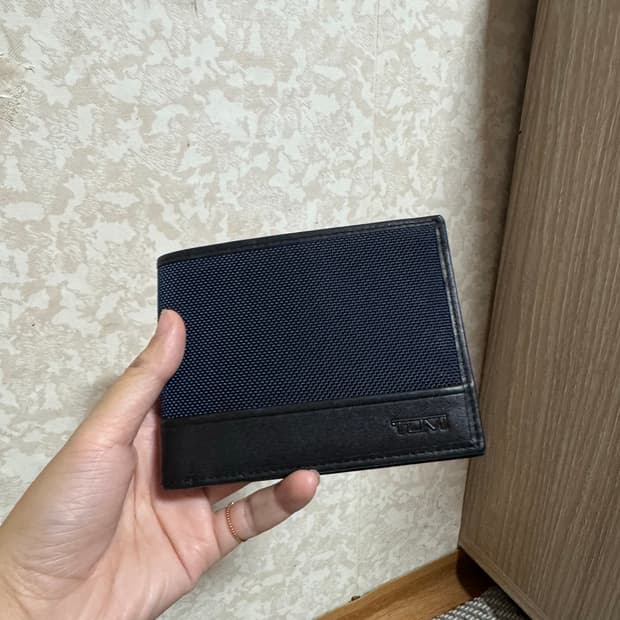 투미 반지갑 거의새것