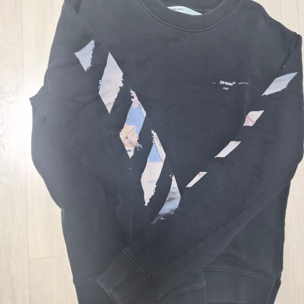 오프화이트 멀티컬러 애로우 맨투맨 판매합니다!!