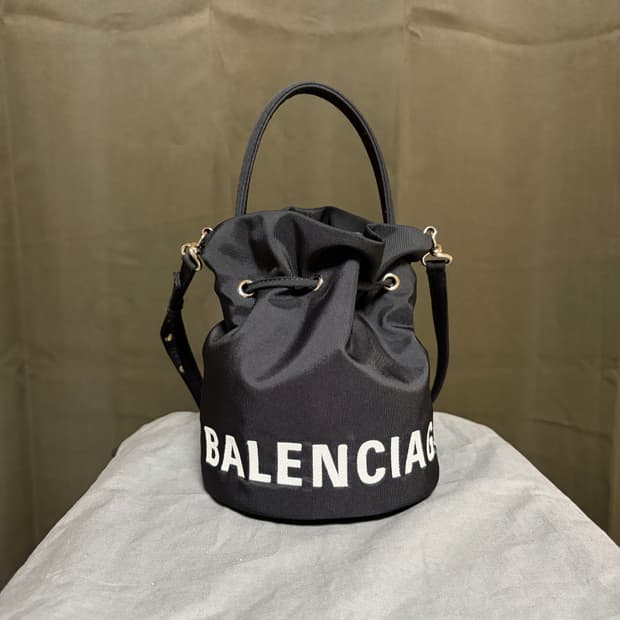발렌시아가 드로스트링 버킷백 블랙