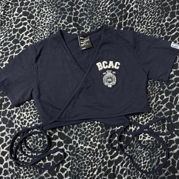 배드블러드 BCAC 엠블렘 랩 탑 네이비 S크롭 반팔 스트랩