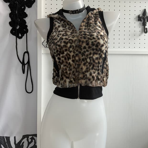 • Leopard Fake Fur Hooded Vest