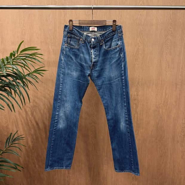 리바이스 501 워싱 데님 팬츠 레드 탭 포켓 디테일 스트레이트핏 중청