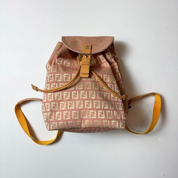 펜디 FENDI 아이코닉 주카 패턴 핑크 백팩 Q1479