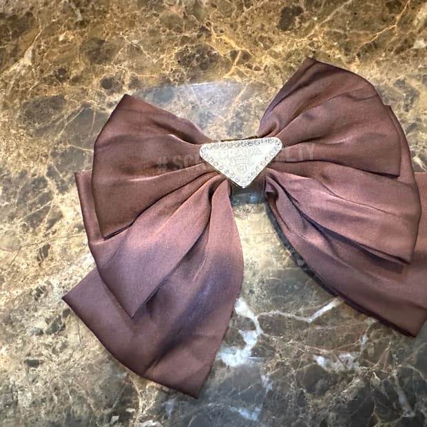 프라다 화이트 로고  헤어핀 브라운