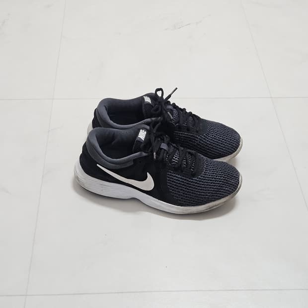 나이키 레볼루션4 검흰 운동화 260