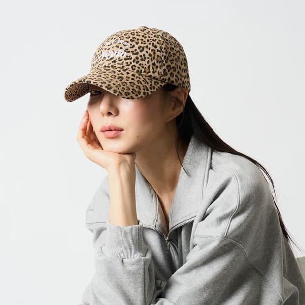 에이와이오 뉴 로고 레오파드 볼캡 베이지