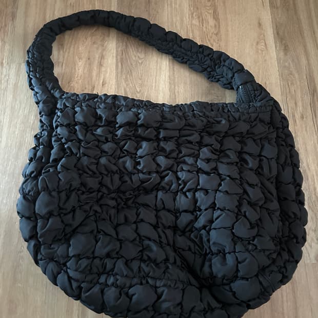 코스 퀄티드 오버사이즈 크로스백