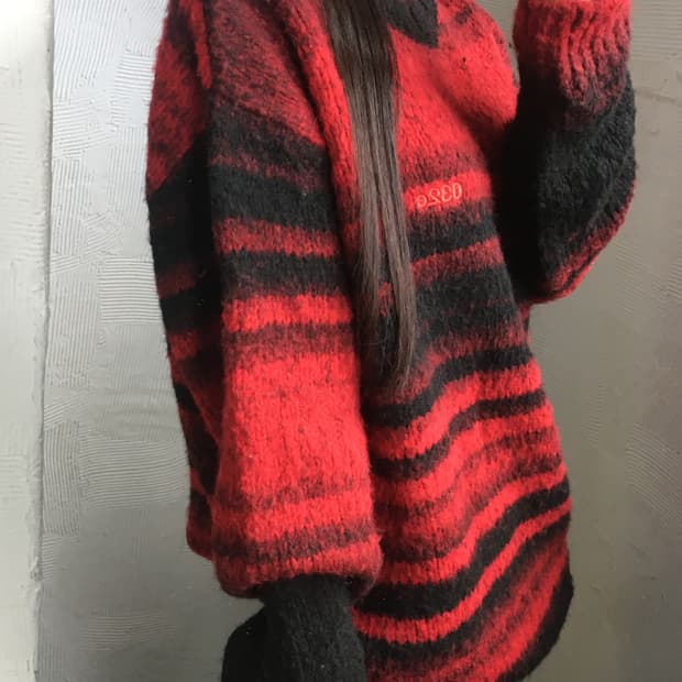 032C 로고 픽셀 그라데이션 레드 니트