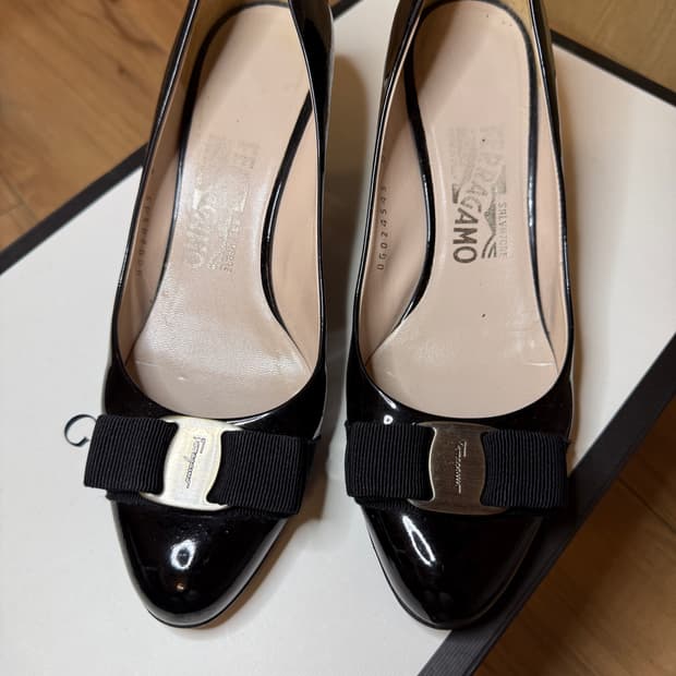 페라가모 블랙 에나멜 구두 (230)