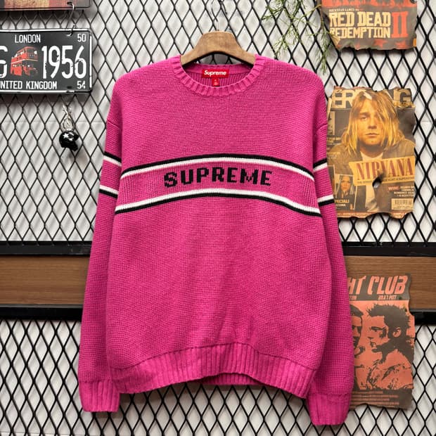 23FW 슈프림 체스트 스트라이프 스웨터 전면 로고 포인트 핑크