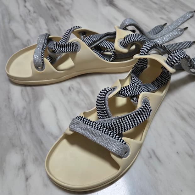 아크네스튜디오 밀로 샌들