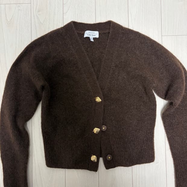 앤아더스토리즈 금장 가디건