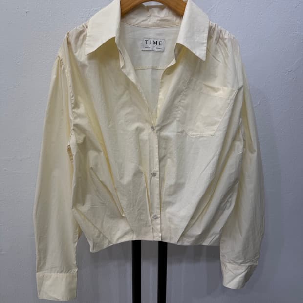 정품) TIME 타임 한섬 23ss 여성 아이보리 크롭셔츠 82F