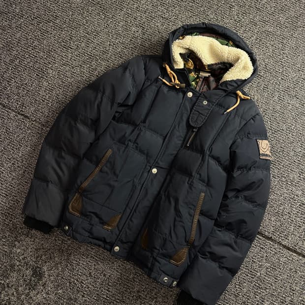 트루릴리젼 사이드로고 카모플라쥬 디테일 덕다운 점퍼 2789