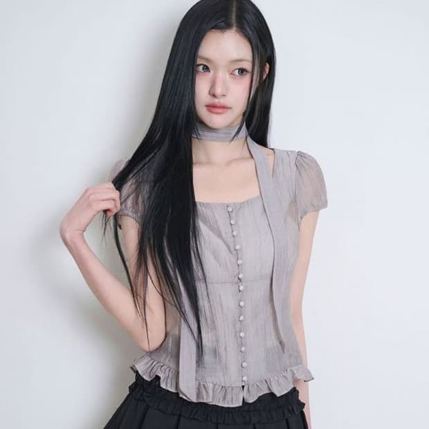 일리고 리본 타이 스퀘어넥 블라우스 그레이