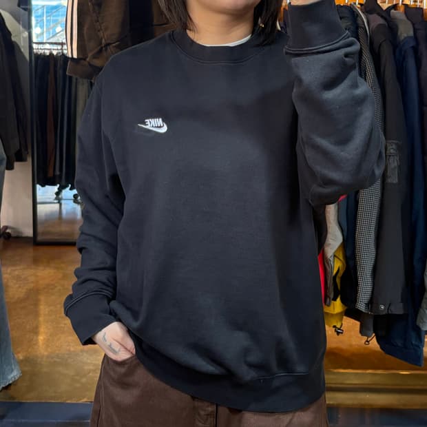 나이키 클럽로고 블랙 맨투맨