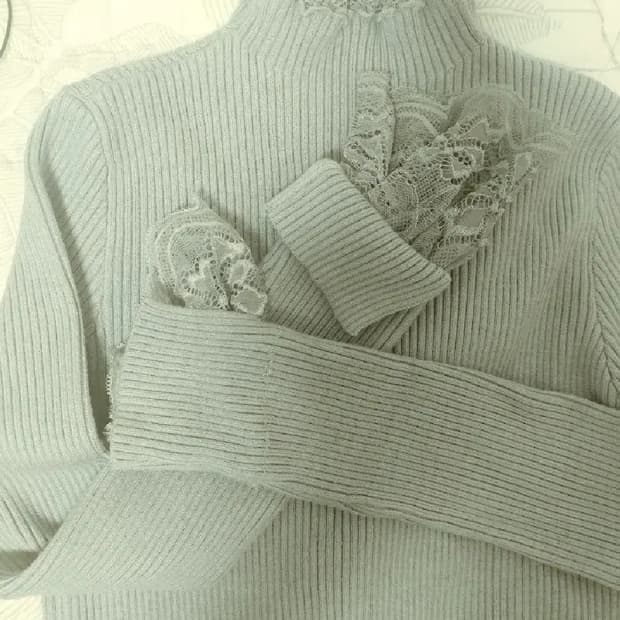 하늘 그레이 레이스 반목 터틀넥 골지 니트
