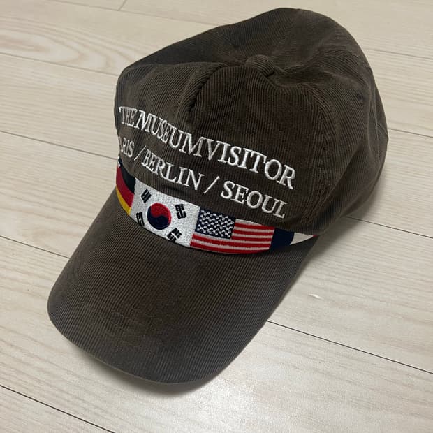 더뮤지엄비지터 볼캡 브라운