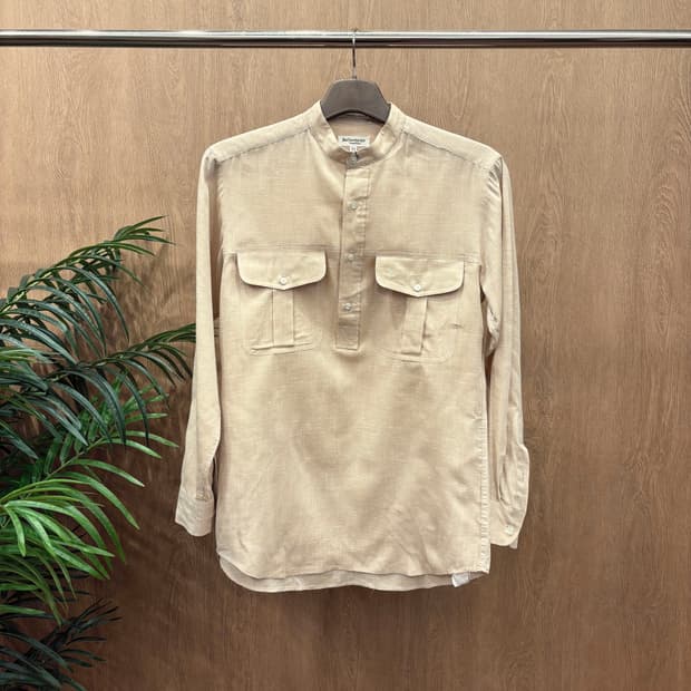 입생로랑 긴팔 셔츠 프론트 하프 버튼 밴드 카라 플랩 포켓 디테일 베이지