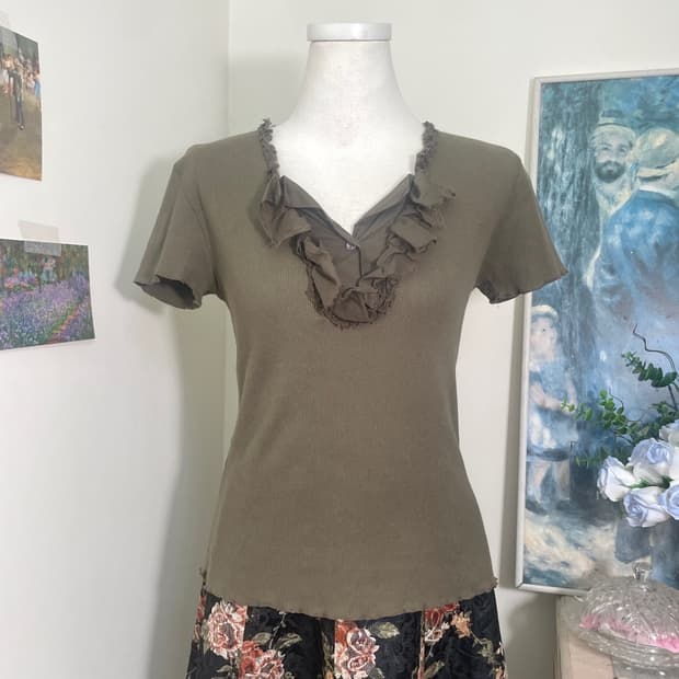 khaki ruffle point slim top(size-S)