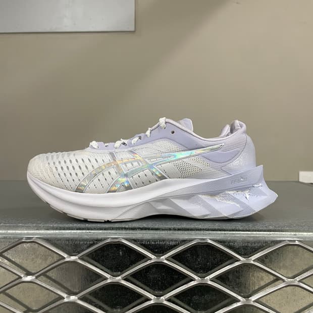 아식스 노바블라스트 화이트 라일락 235