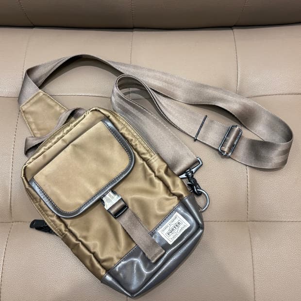 포터 x 삭스 바 슬링백