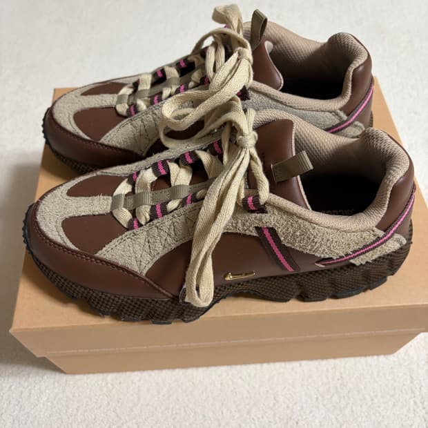 (240) 나이키x자크뮈스 에어 휴마라 LX (에일 브라운 앤 골드)