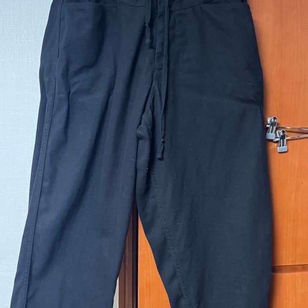 코모리 블랙 드릴 테이퍼드 팬츠 1
