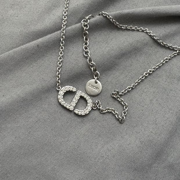 디올 로고 Petit CD 목걸이