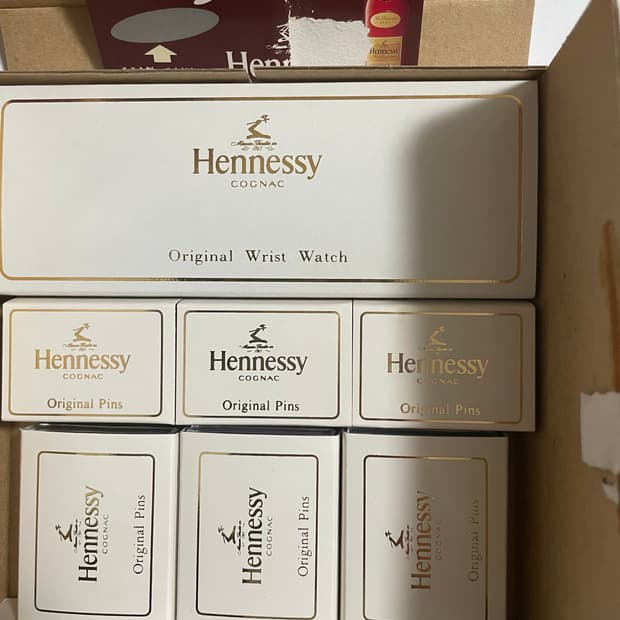 헤네시 굿즈(시계,핀)