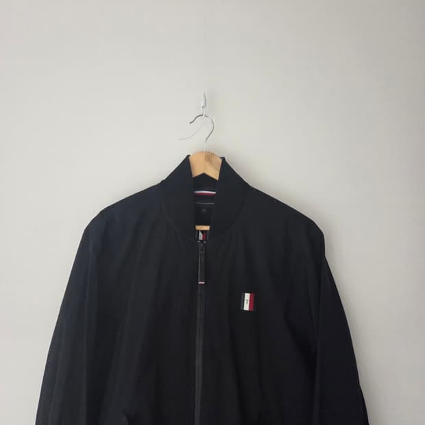 타미힐피거 신형 블랙 바람막이 자켓(100사이즈)