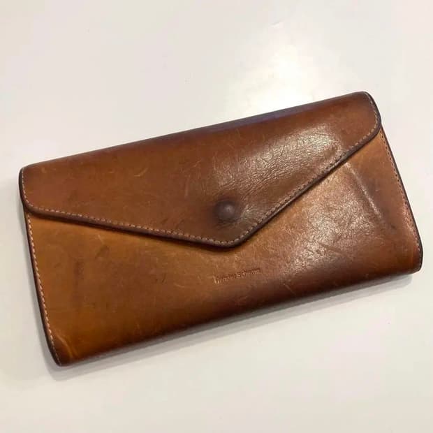 헨더스킴 원피스 월넛브라운 소가죽 장지갑