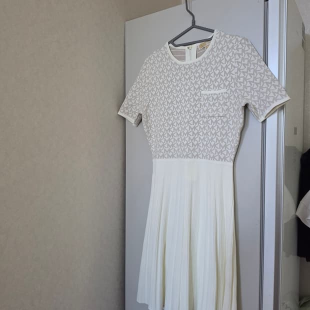 마이클코어스 MK 로고  플리츠 원피스