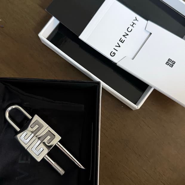 지방시 4G 패드락 펜던트