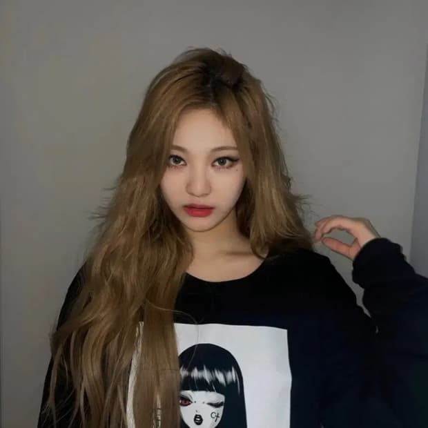 clut studio 클럿스튜디오 데블 걸 티셔츠 (닝닝 착용)