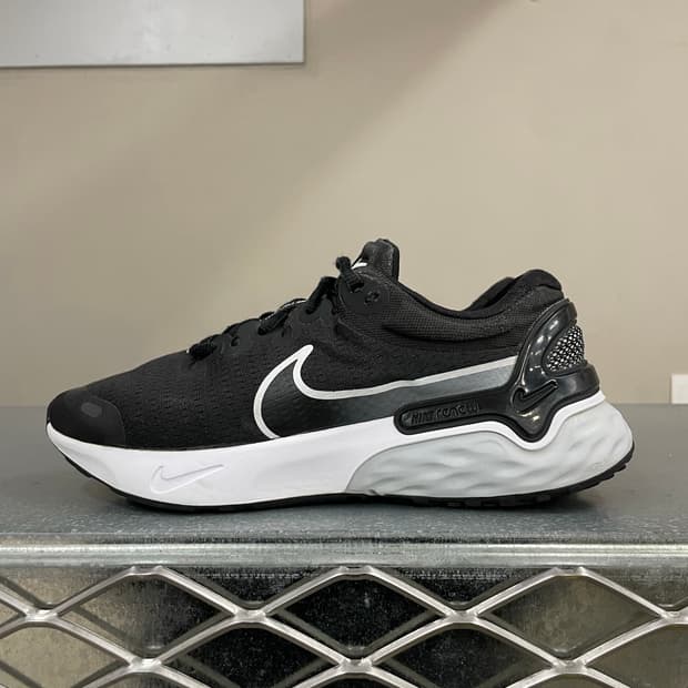 나이키 리뉴 런3 블랙 화이트 250