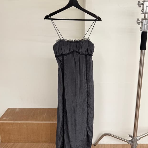 가니 그레이 샤이니 테크 스트랩 미디 드레스 