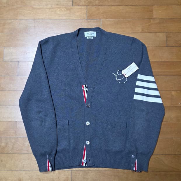 [3,새상품급]톰브라운 밀라노스티치 가디건 미드그레이