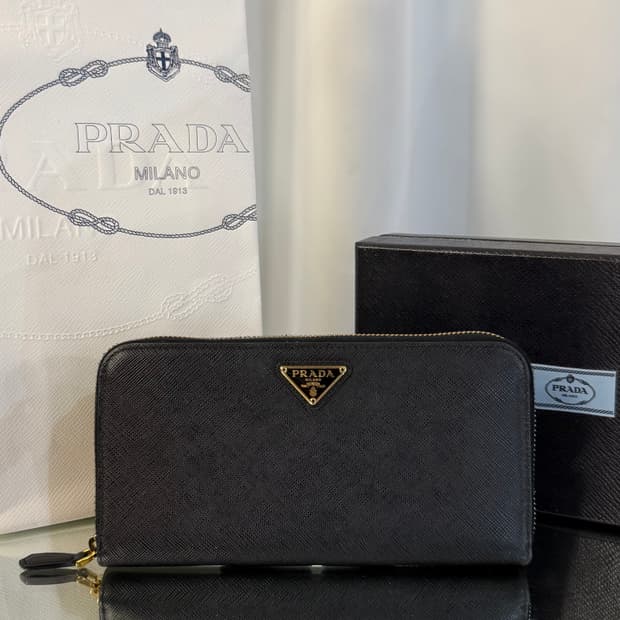 프라다 사피아노 레더 삼각로고 지퍼 장지갑