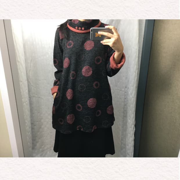 코랄핑크 도트 목폴라 티셔츠