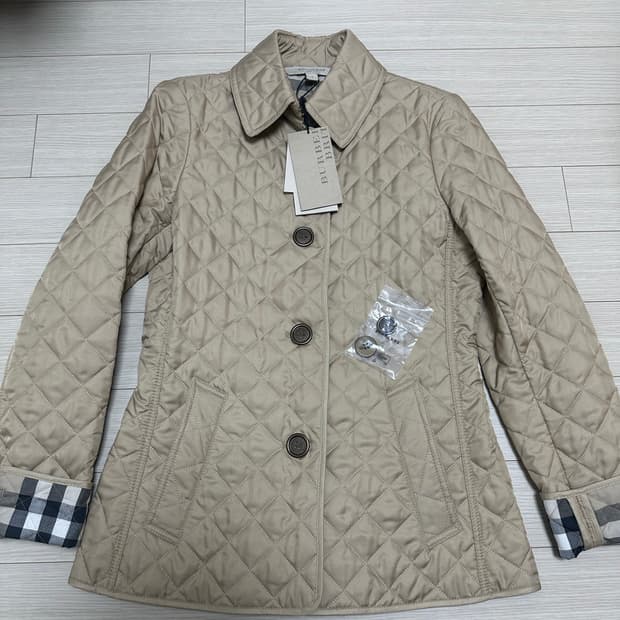버버리 퀼팅 자켓 XS 사이즈 새 제품입니다