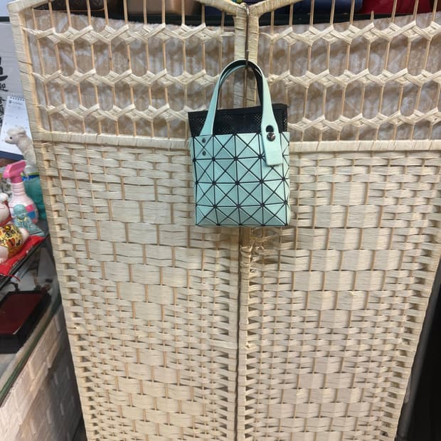 정품 바오바오 트랙 미니 토트백 팝니다