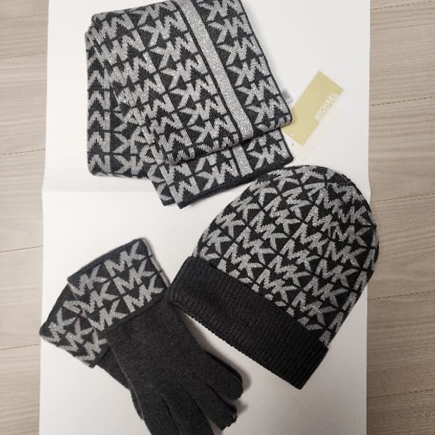 정품 마이클코어스 니트 머플러, 모자, 장갑 3종세트 
