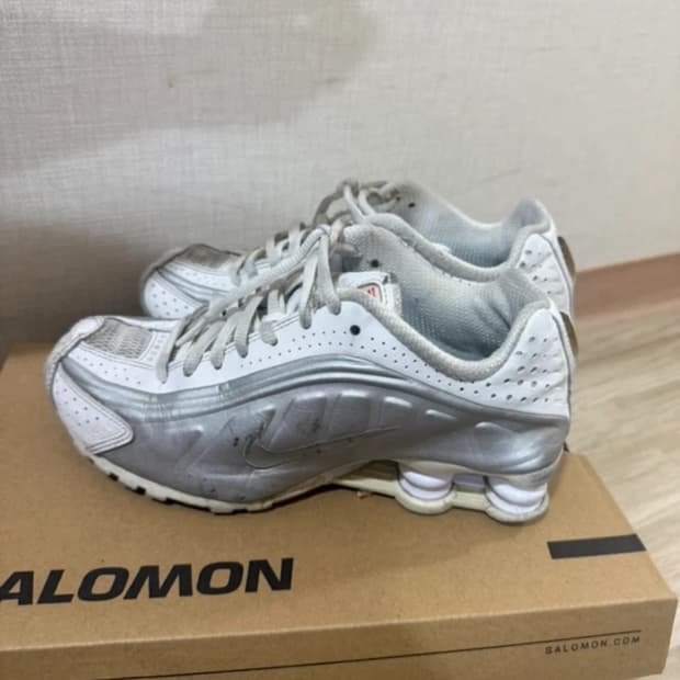 나이키 샥스 R4 화이트 메탈릭 실버