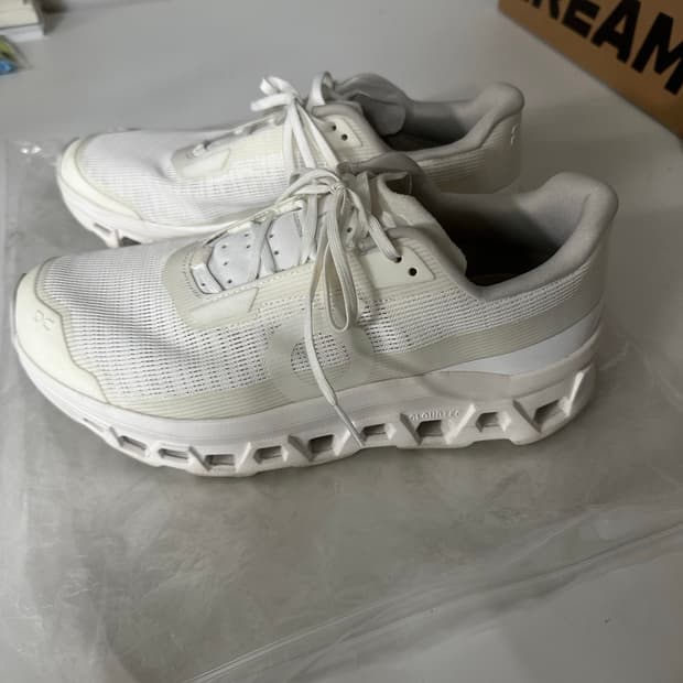 온러닝 클라우드몬스터 보이드 올화이트 275 사이즈