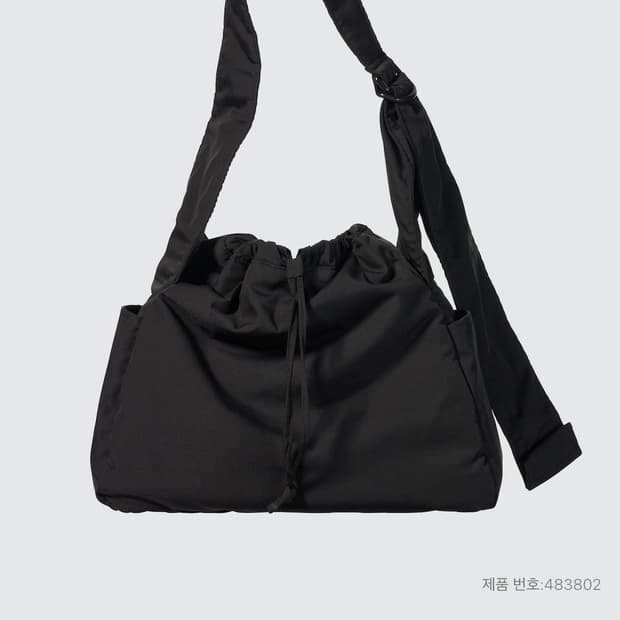 유니클로 소프트 퍼피 숄더백 블랙