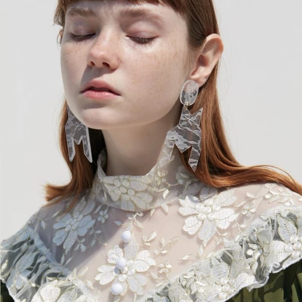 듀이듀이 귀걸이 레이스패턴 이어링 화이트