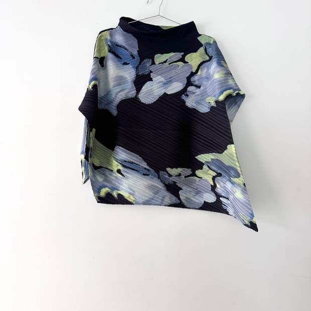 Big flower art pleats / navy & lime