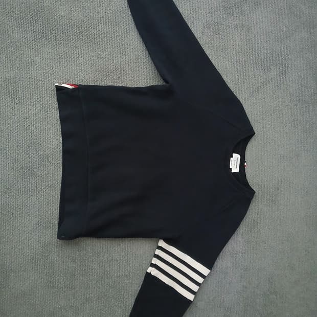 톰브라운 맨투맨 니트 판매합니다