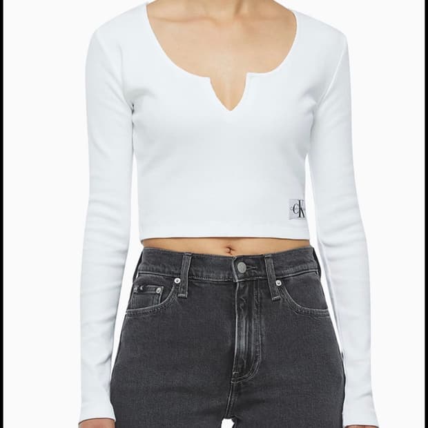 캘빈클라인 스플리트 카라 립 롱 슬리브 크롭 티 